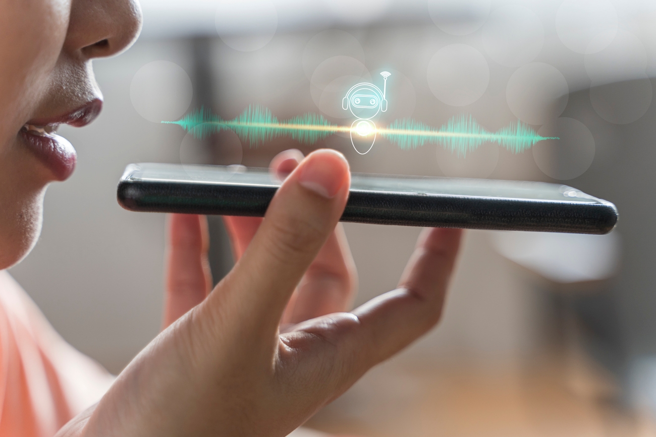Close up of pretty woman holding smart phone using voice technology | © jittawit.21 / iStock / Getty Images Plus